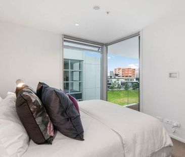Modern 2-Bed Penthouse with Park Views + Carpark - Photo 3