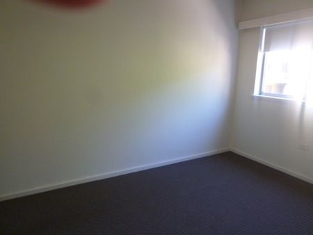 SPACIOUS APARTMENT PERFECTLY POSITIONED - Photo 2