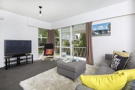 2 bedrooms with a single garage and 2 parking ... - Photo 4