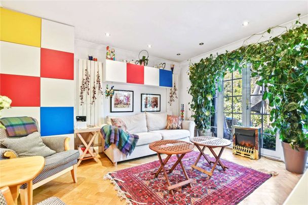 This attractive 4 bedroom family home is set within the private Moor Park Estate, providing access to Moor Park Station. Available beginning of December. - Photo 1