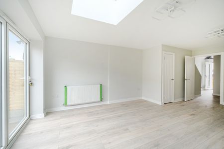 Flat to rent - Sumner Road South, Croydon, CR0 - Photo 5