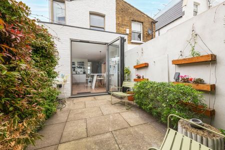 4 Bed End Terrace, Bennerley Road, SW11 - Photo 3