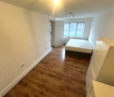 6 bedroom semi-detached house to rent - Photo 1