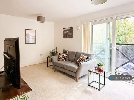 2 bedroom flat to rent - Photo 2