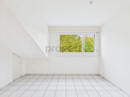 Moderne 3.5-Zimmer-Dachwohnung an ruhiger Lage mit heller Wohnatmosphäre in Reinach - Photo 5