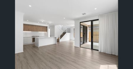 A New Beautifully Presented Modern Family Living - Photo 5