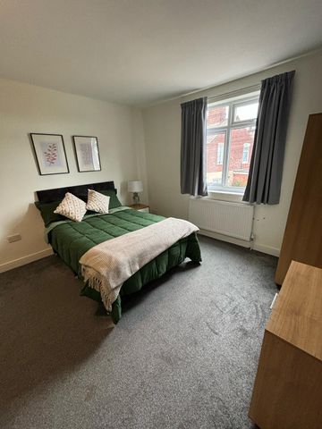 Large, Ensuite Room with Kitchenette- Room 4, Balby Road, DN4 - Photo 4