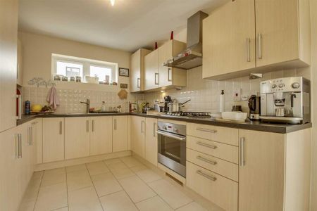 3 bedroom semi-detached house to rent - Photo 2