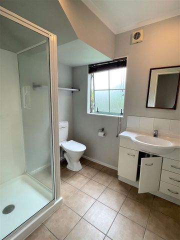 4 Bedrooms in Botany Downs - Photo 2