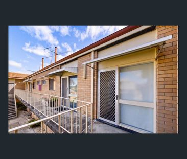 Semi-furnished, prime location, low maintenance! - Photo 6