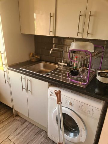 1 bedroom in a house share to rent - Photo 5