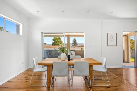 46 Noble Parade, Lake Heights NSW 2502 - House For Rent | Domain - Photo 2