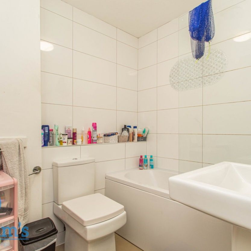 2 bed Flat for Rent - Photo 1