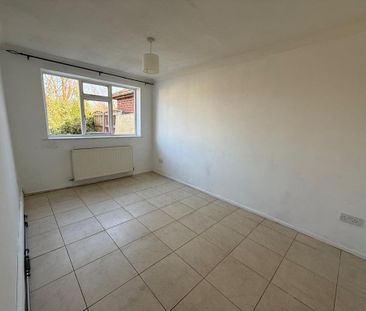 4 bedroom semi-detached bungalow to rent - Photo 2