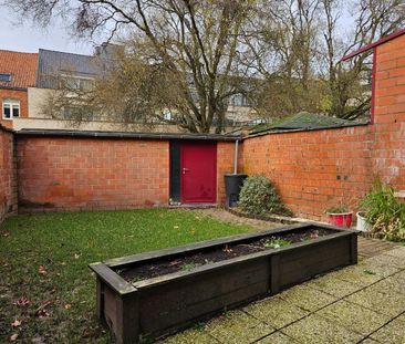 Gezellige rijwoning met 3 slaapkamers, 2 garageboxen en tuin gelege... - Photo 3