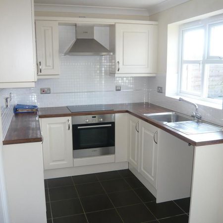 2 bedroom end of terrace house to rent - Photo 3