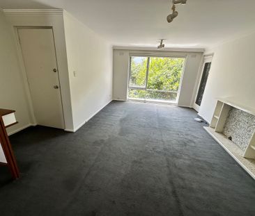 Freshly painted and spacious two bedroom apartment - Photo 3