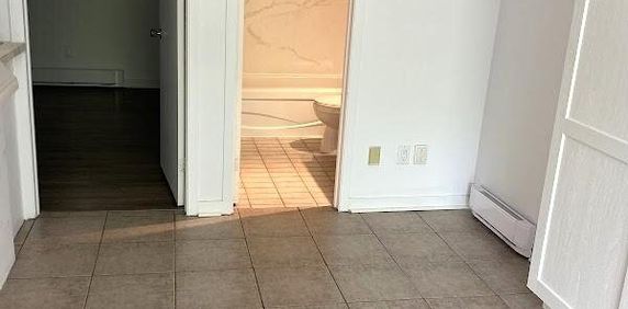 Immeuble - 525-533 Rue Cliff Joli 3 1/2 à Louer - Photo 2