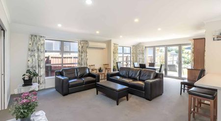 Beautiful 4 Bedroom, 3 Bathroom Home - Photo 4