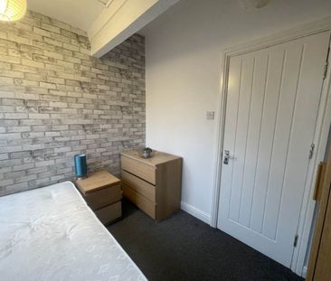 Glebe Avenue (H/S) (room 3), Kirkstall, Leeds - Photo 3