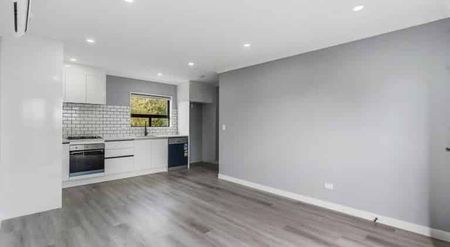 Modern Mount Albert Gem – Spacious 3-Bedroom Townhouse with Garage - Photo 3