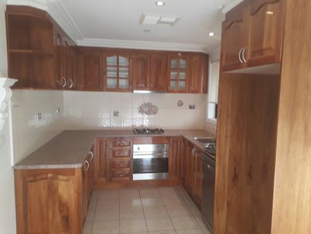 Spacious 3-Bedroom Unit in St Albans - Photo 5