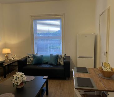 Room 2: 108A High Street, Godalming, GU7 1DW - Photo 5