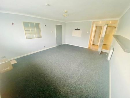 2 bedroom Flat To Let - Photo 2