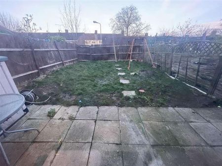 Bedroom House With Garden And Own Driveway - Edgware, HA8 - Photo 3