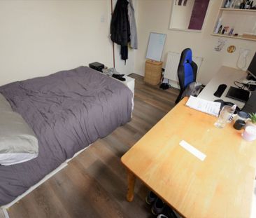 3 bedroom Flat in Hollybank, Leeds - Photo 1