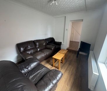 4 bedroom semi-detached house to rent - Photo 2