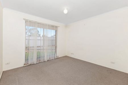 Spacious 4-Bedroom Family Home with Ducted Air Conditioning & Large Backyard - Photo 3