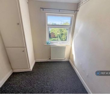 3 bedroom end of terrace house to rent - Photo 3