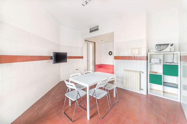 Room with balcony in Via Ponte All'Asse - Photo 1