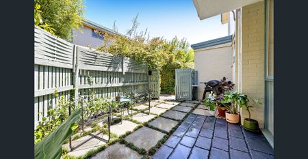 Ground Floor Residence with House-like Proportions - Photo 3