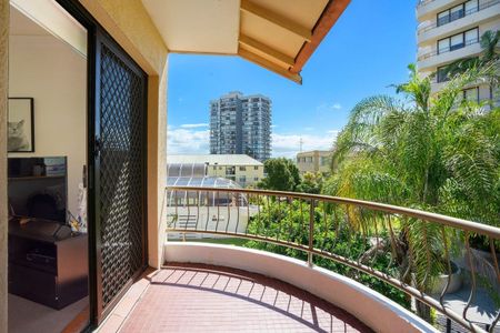 Bright & Breezy 1-Bedroom Apartment in Prime Surfers Paradise Location - Photo 5