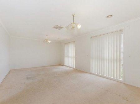 Spacious 3-Bedroom Home in Keilor Lodge - Photo 4