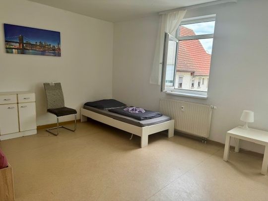 Geräumige Etagenwohnung sucht neue Mieter! - Foto 1