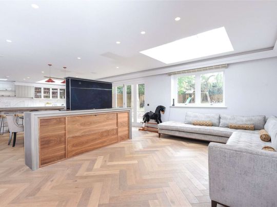 A six bedroom house that has been refurbished to the highest possible standard. - Photo 1