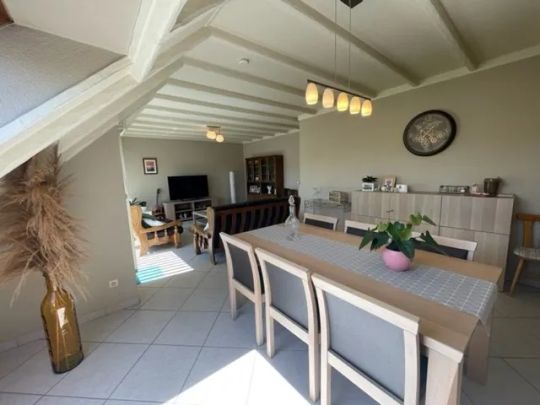 Prachtig ruim dakappartement met 2 slaapkamers, zonnig terras en garage. - Foto 1