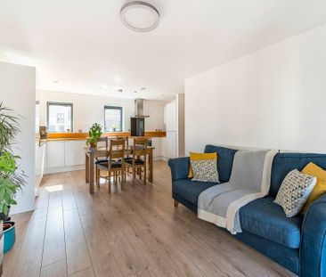 2 Bedroom Apartment to Rent in Bourbon Road, London, SW9 - Photo 3