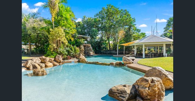 Freshly Renovated Studio Apartment - Photo 1