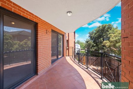 Spacious Two Bedroom Apartment bathed in natural sunlight - Photo 2