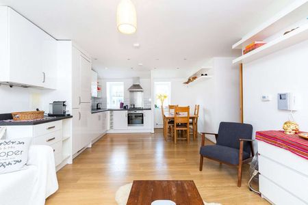 A large three double bedroom top floor apartment in an excellent central location just a short walk to Kings Cross St Pancras. - Photo 4