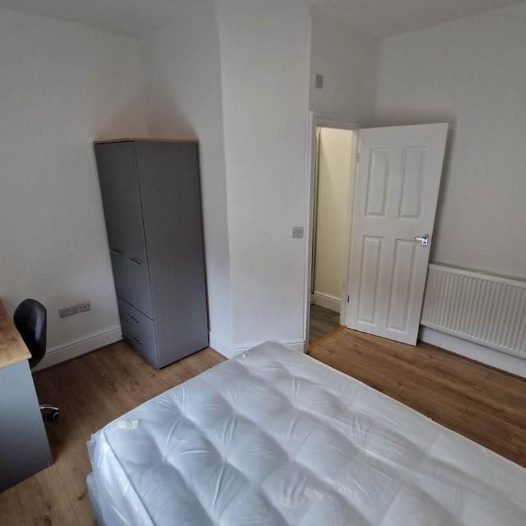 4 bedroom terraced house to rent - Photo 1