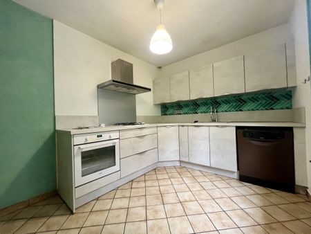 Location Maison 4 pièces 80m² PERIGNAT LES SARLIEVE 63170 - Photo 4