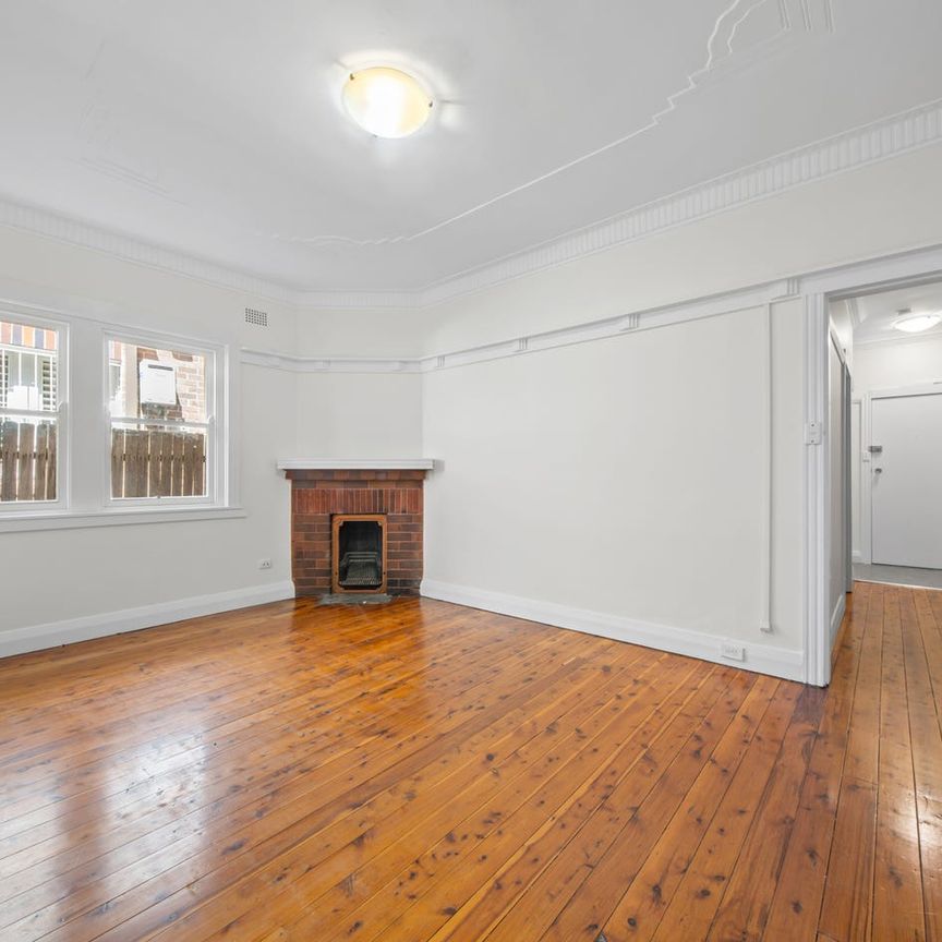 Ground Floor Art Deco Two Bedroom Apartment - Photo 1