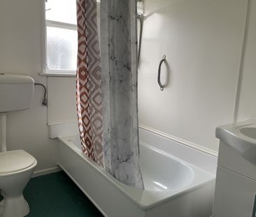 End Neat and Tidy bedsit - Photo 3