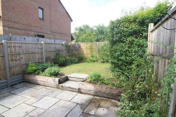 2 bedroom end of terrace house to rent - Photo 1