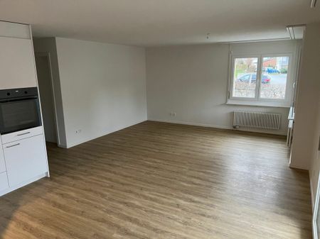 Wohnen mit Komfort im Alter – seniorenfreundliche, renovierte 2.5-Zimmer-Wohnung an bester Lage in Thayngen - Photo 4